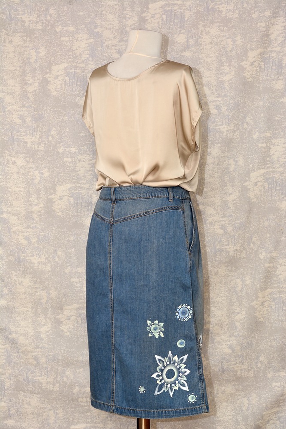 Fustă denim cu pictură florală, unicat - îmbrăcăminte și modă - haine damă - fustă damă - Artynos.ro Fustă denim cu pictură florală, unicat - îmbrăcăminte și modă - haine damă - fustă damă - Artynos.ro