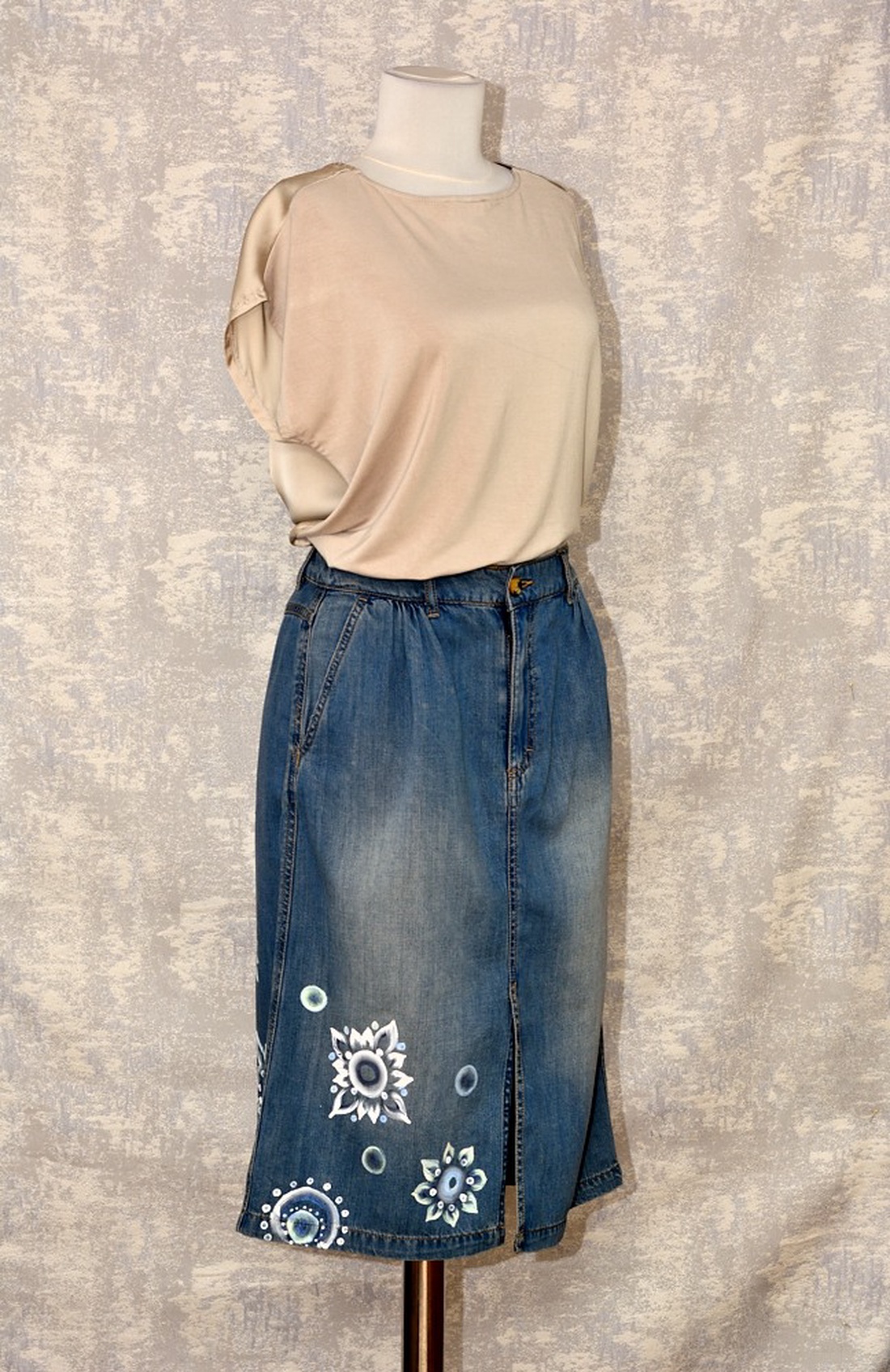 Fustă denim cu pictură florală, unicat - îmbrăcăminte și modă - haine damă - fustă damă - Artynos.ro Fustă denim cu pictură florală, unicat - îmbrăcăminte și modă - haine damă - fustă damă - Artynos.ro