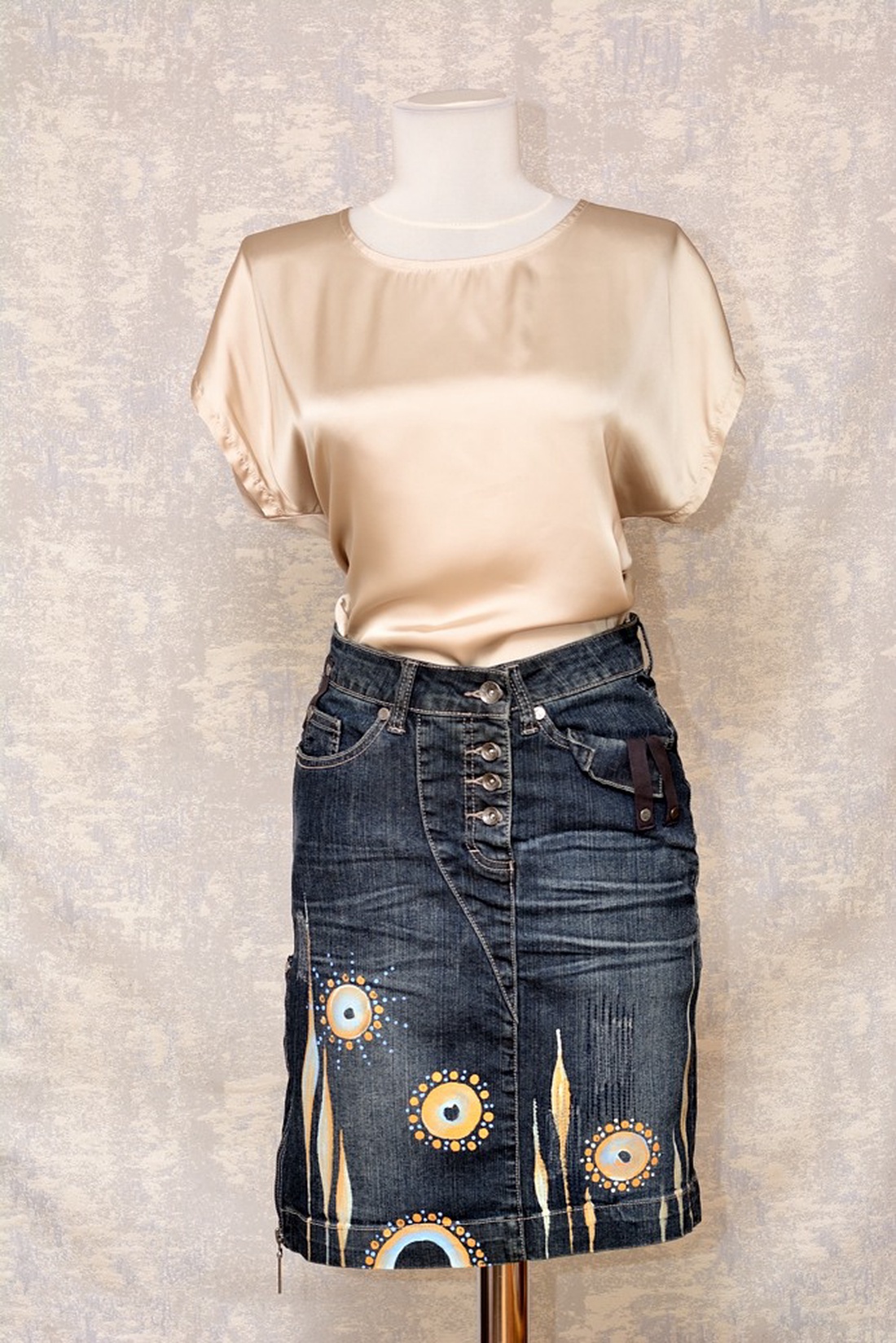 Fustă denim cu pictură florală, unicat - îmbrăcăminte și modă - haine damă - fustă damă - Artynos.ro Fustă denim cu pictură florală, unicat - îmbrăcăminte și modă - haine damă - fustă damă - Artynos.ro