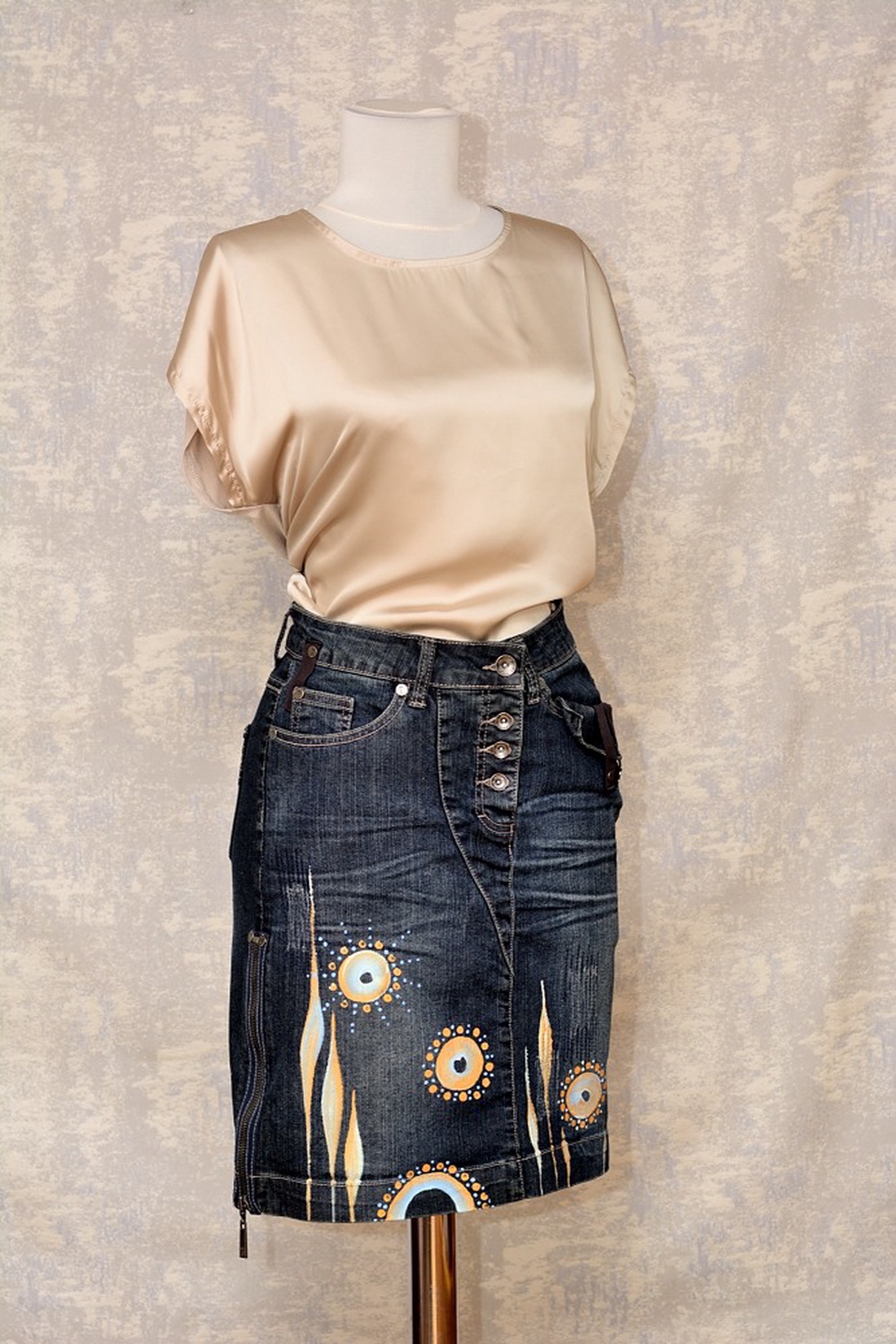 Fustă denim cu pictură florală, unicat - îmbrăcăminte și modă - haine damă - fustă damă - Artynos.ro Fustă denim cu pictură florală, unicat - îmbrăcăminte și modă - haine damă - fustă damă - Artynos.ro