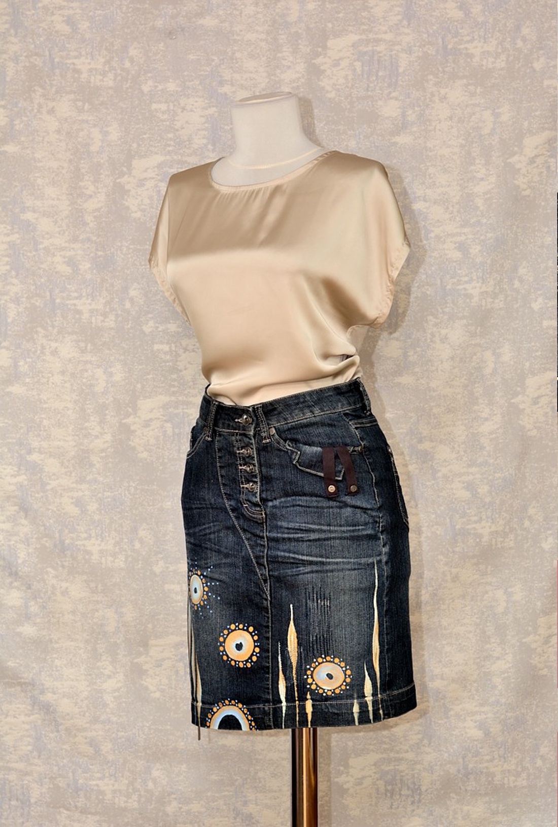 Fustă denim cu pictură florală, unicat - îmbrăcăminte și modă - haine damă - fustă damă - Artynos.ro Fustă denim cu pictură florală, unicat - îmbrăcăminte și modă - haine damă - fustă damă - Artynos.ro