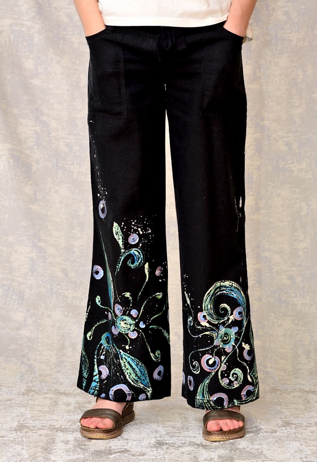 Pantaloni negri cu pictură florală, unicat - îmbrăcăminte și modă - haine damă - pantaloni damă - Artynos.ro Pantaloni negri cu pictură florală, unicat - îmbrăcăminte și modă - haine damă - pantaloni damă - Artynos.ro