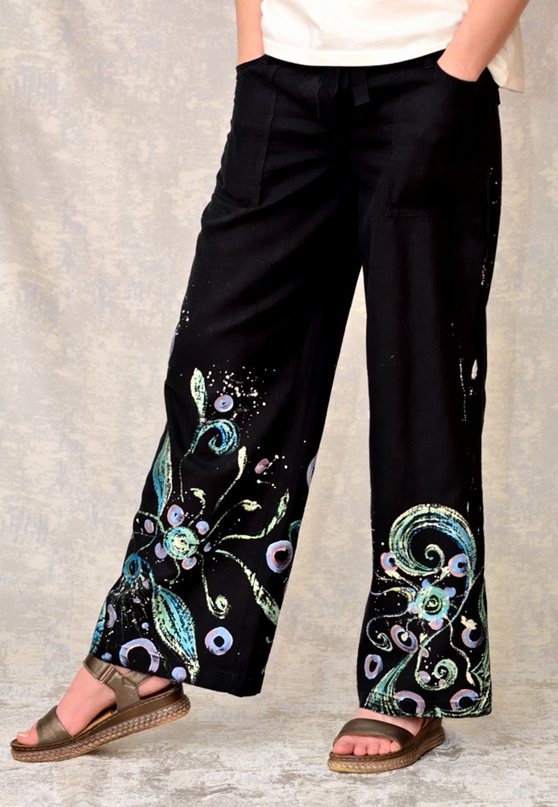 Pantaloni negri cu pictură florală, unicat - îmbrăcăminte și modă - haine damă - pantaloni damă - Artynos.ro Pantaloni negri cu pictură florală, unicat - îmbrăcăminte și modă - haine damă - pantaloni damă - Artynos.ro