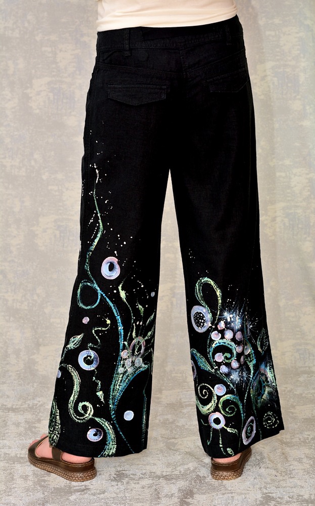 Pantaloni negri cu pictură florală, unicat - îmbrăcăminte și modă - haine damă - pantaloni damă - Artynos.ro Pantaloni negri cu pictură florală, unicat - îmbrăcăminte și modă - haine damă - pantaloni damă - Artynos.ro