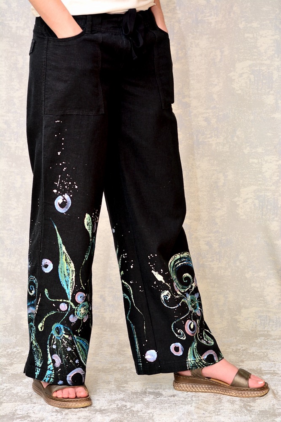Pantaloni negri cu pictură florală, unicat - îmbrăcăminte și modă - haine damă - pantaloni damă - Artynos.ro Pantaloni negri cu pictură florală, unicat - îmbrăcăminte și modă - haine damă - pantaloni damă - Artynos.ro