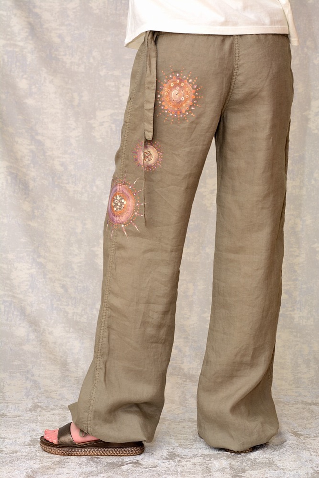 Pantaloni de in cu pictură abstractă, unicat - îmbrăcăminte și modă - haine damă - pantaloni damă - Artynos.ro Pantaloni de in cu pictură abstractă, unicat - îmbrăcăminte și modă - haine damă - pantaloni damă - Artynos.ro