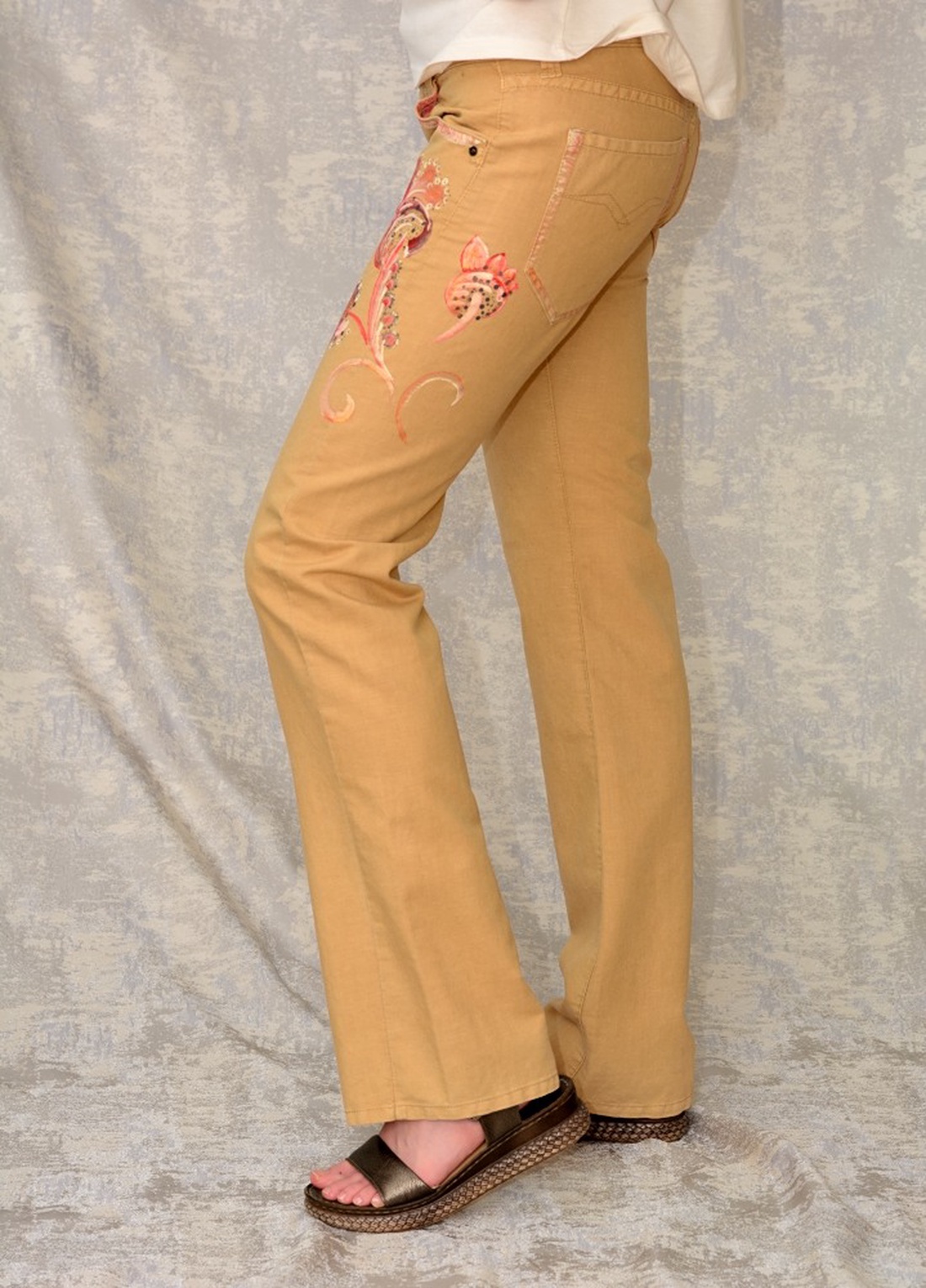 Pantaloni cu pictură florală, unicat - îmbrăcăminte și modă - haine damă - pantaloni damă - Artynos.ro Pantaloni cu pictură florală, unicat - îmbrăcăminte și modă - haine damă - pantaloni damă - Artynos.ro