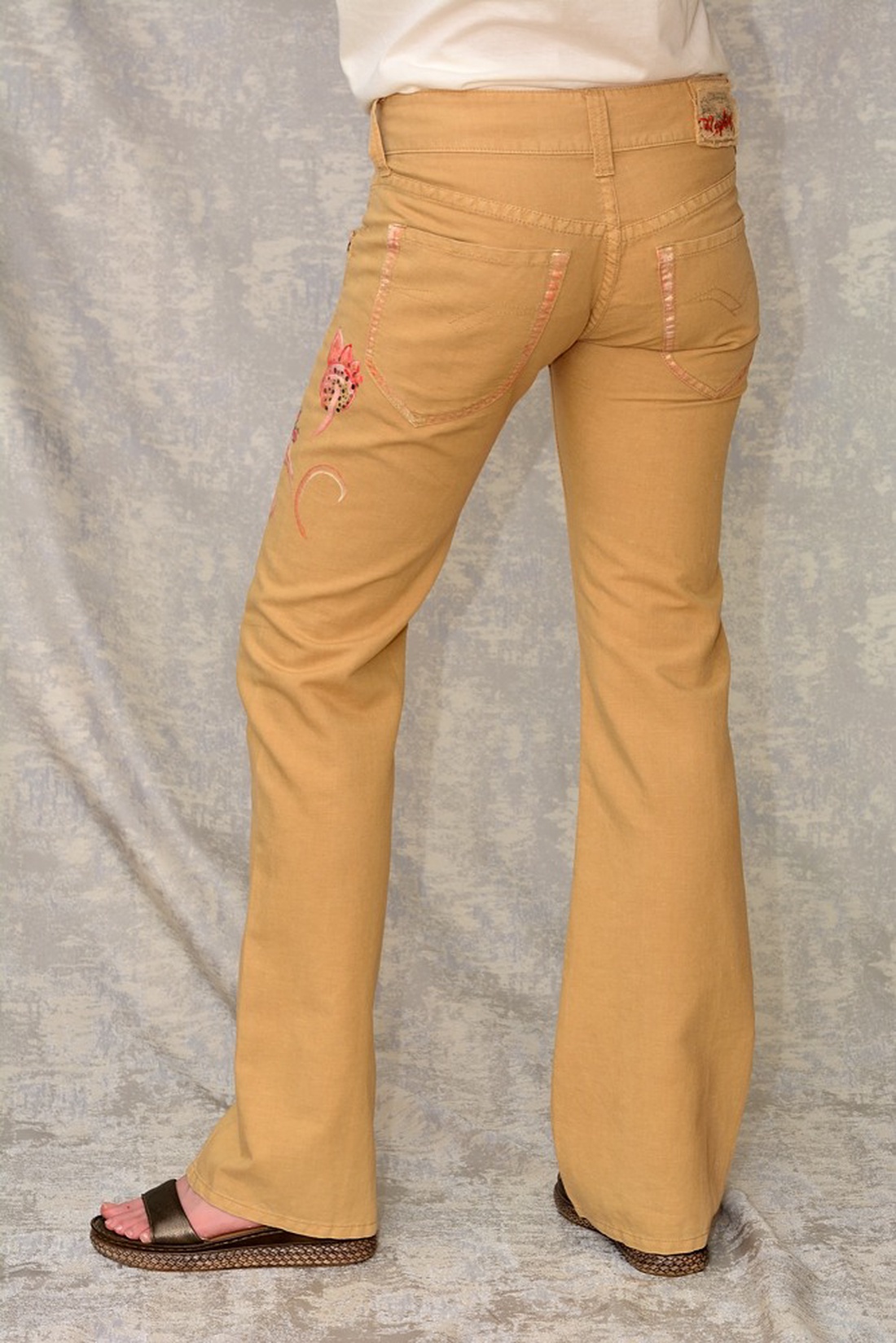 Pantaloni cu pictură florală, unicat - îmbrăcăminte și modă - haine damă - pantaloni damă - Artynos.ro Pantaloni cu pictură florală, unicat - îmbrăcăminte și modă - haine damă - pantaloni damă - Artynos.ro