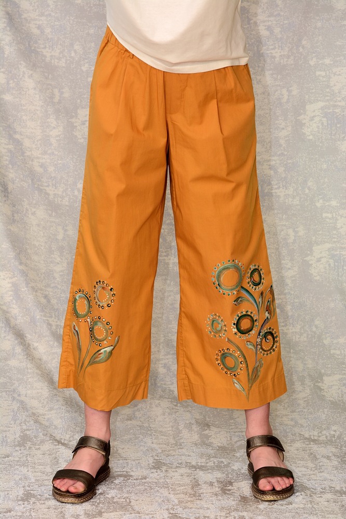 Pantaloni ocru cu pictură florală, unicat - îmbrăcăminte și modă - haine damă - pantaloni damă - Artynos.ro Pantaloni ocru cu pictură florală, unicat - îmbrăcăminte și modă - haine damă - pantaloni damă - Artynos.ro
