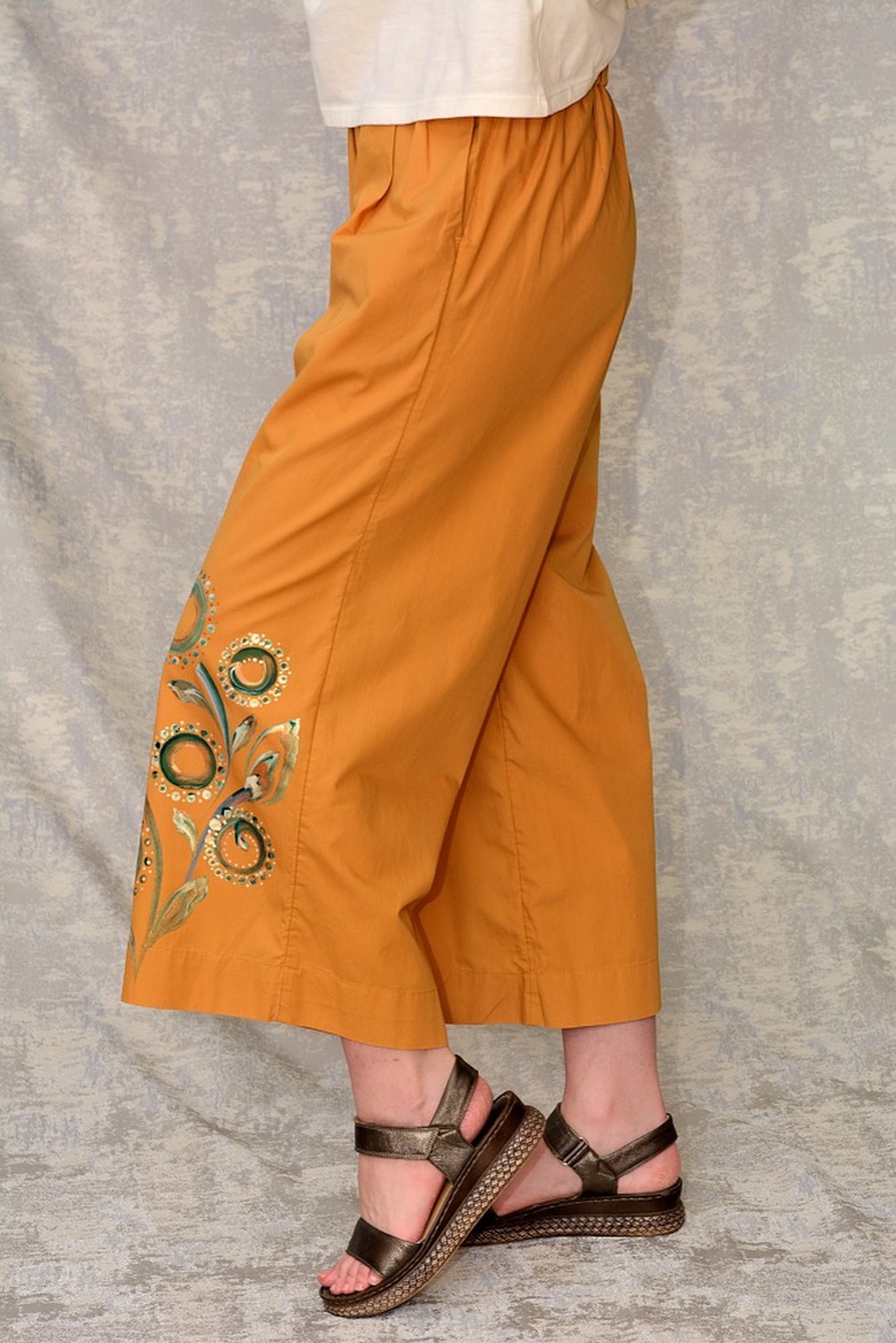 Pantaloni ocru cu pictură florală, unicat - îmbrăcăminte și modă - haine damă - pantaloni damă - Artynos.ro Pantaloni ocru cu pictură florală, unicat - îmbrăcăminte și modă - haine damă - pantaloni damă - Artynos.ro