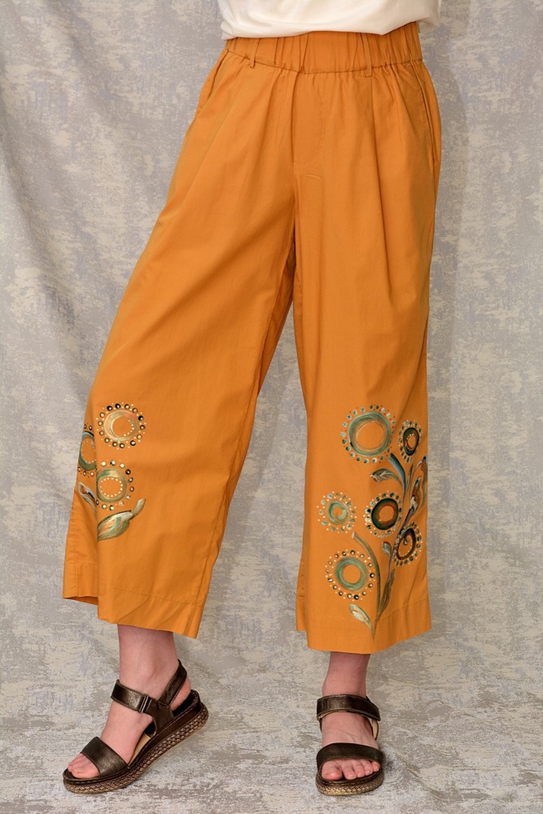 Pantaloni ocru cu pictură florală, unicat - îmbrăcăminte și modă - haine damă - pantaloni damă - Artynos.ro Pantaloni ocru cu pictură florală, unicat - îmbrăcăminte și modă - haine damă - pantaloni damă - Artynos.ro