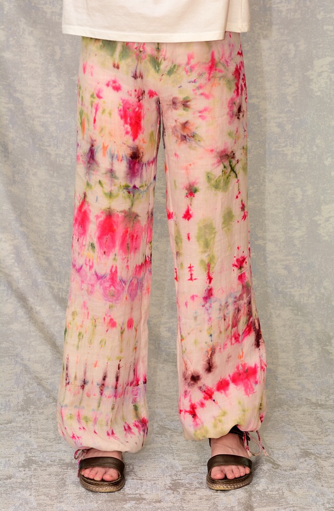 Pantaloni de in Tie and Dye, unicat - îmbrăcăminte și modă - haine damă - pantaloni damă - Artynos.ro Pantaloni de in Tie and Dye, unicat - îmbrăcăminte și modă - haine damă - pantaloni damă - Artynos.ro