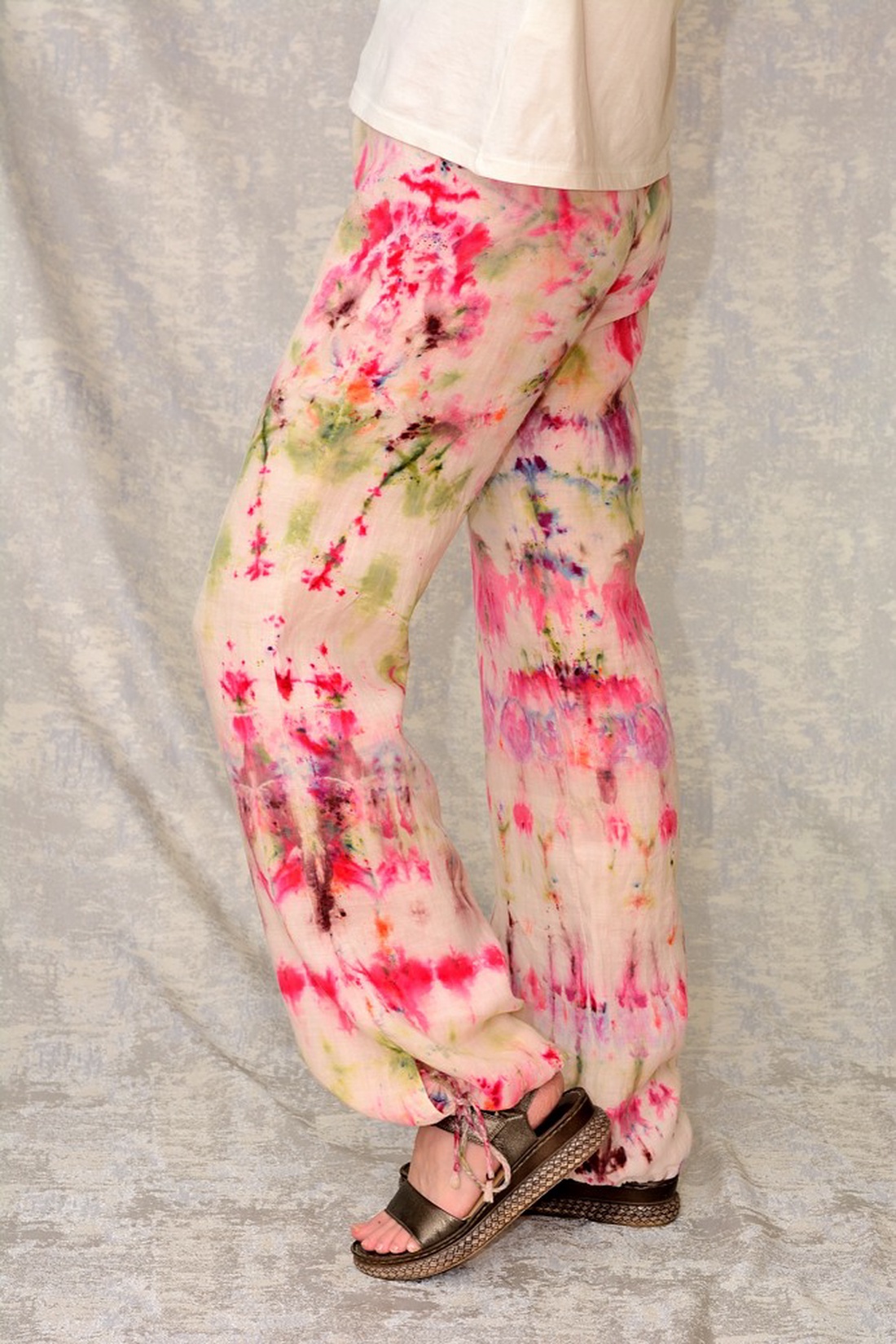 Pantaloni de in Tie and Dye, unicat - îmbrăcăminte și modă - haine damă - pantaloni damă - Artynos.ro Pantaloni de in Tie and Dye, unicat - îmbrăcăminte și modă - haine damă - pantaloni damă - Artynos.ro