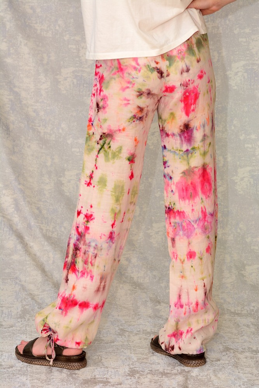 Pantaloni de in Tie and Dye, unicat - îmbrăcăminte și modă - haine damă - pantaloni damă - Artynos.ro Pantaloni de in Tie and Dye, unicat - îmbrăcăminte și modă - haine damă - pantaloni damă - Artynos.ro