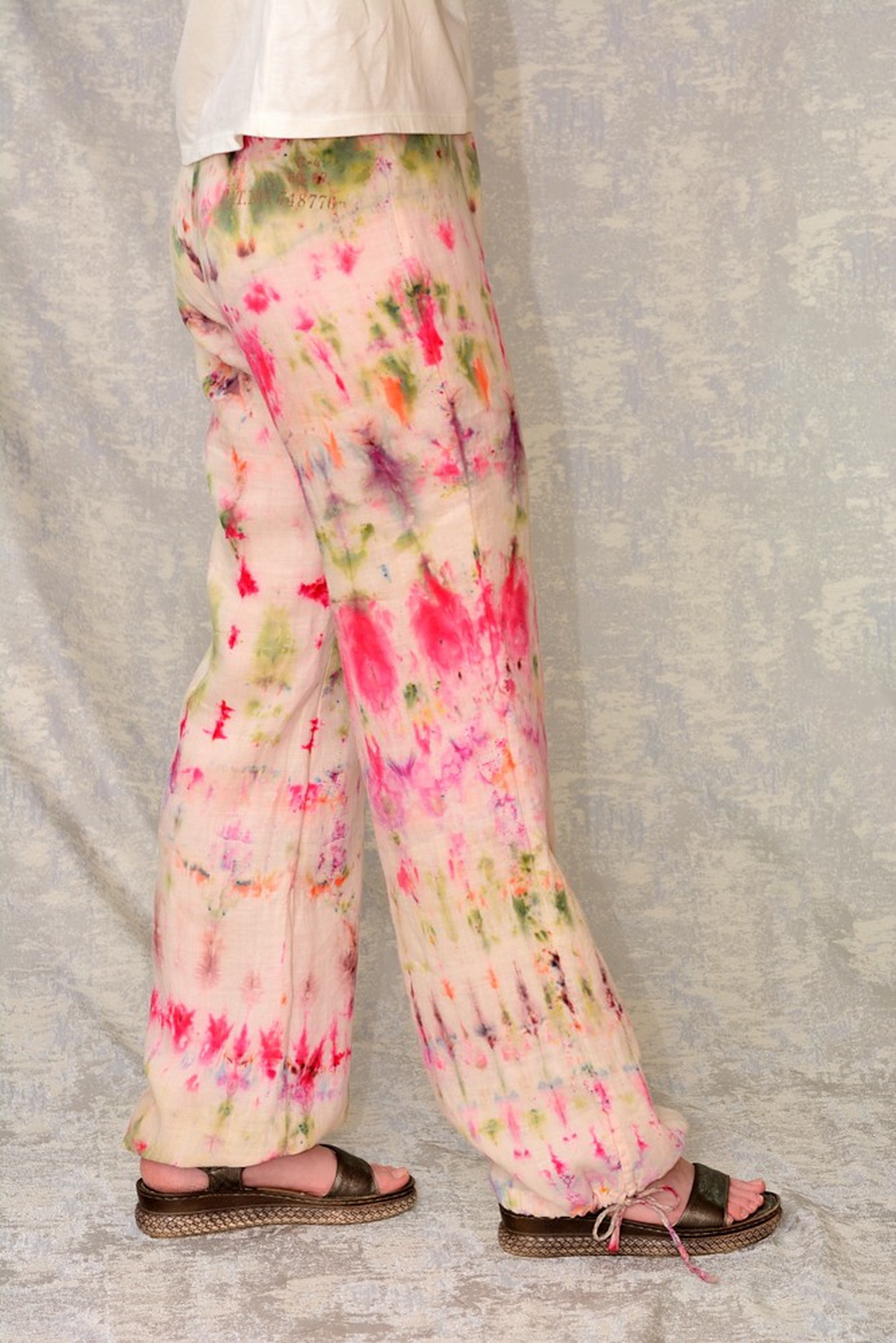 Pantaloni de in Tie and Dye, unicat - îmbrăcăminte și modă - haine damă - pantaloni damă - Artynos.ro Pantaloni de in Tie and Dye, unicat - îmbrăcăminte și modă - haine damă - pantaloni damă - Artynos.ro