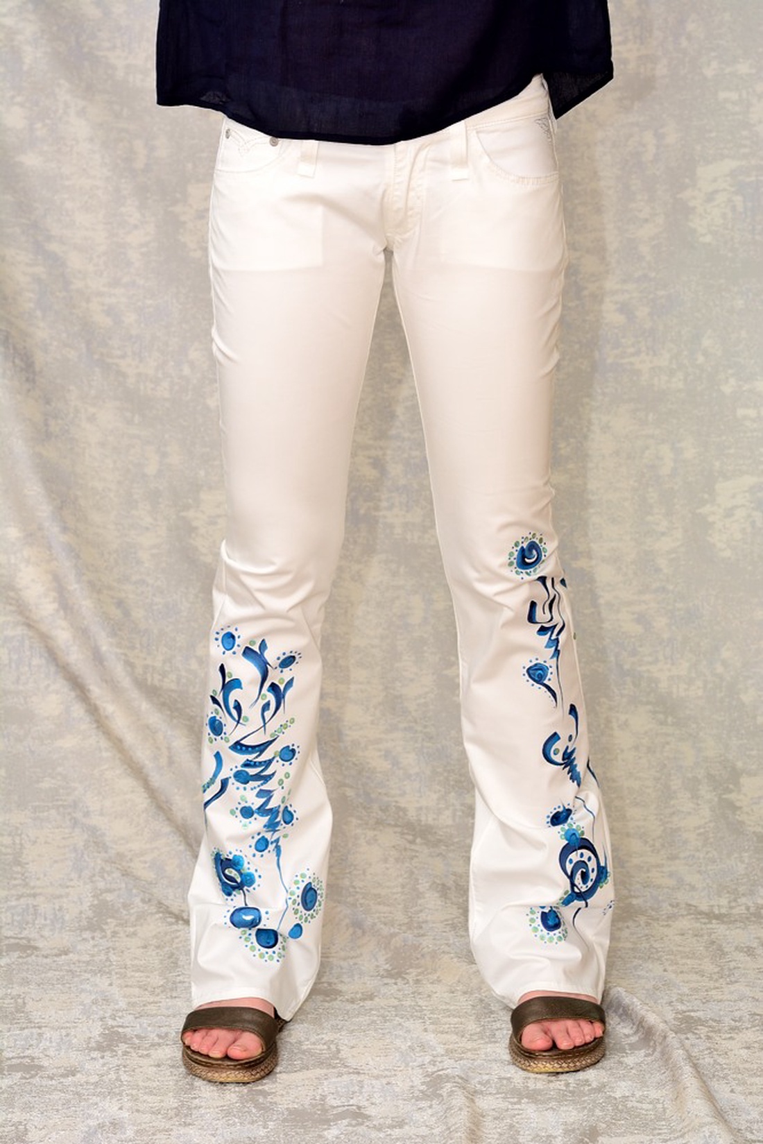 Pantaloni albi cu pictură abstractă, unicat - îmbrăcăminte și modă - haine damă - pantaloni damă - Artynos.ro Pantaloni albi cu pictură abstractă, unicat - îmbrăcăminte și modă - haine damă - pantaloni damă - Artynos.ro
