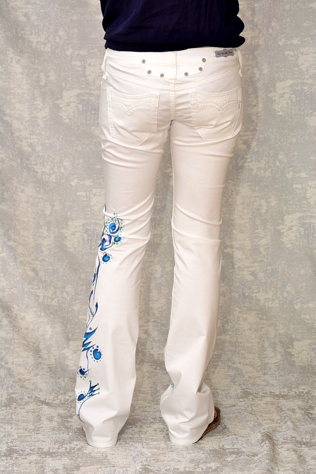 Pantaloni albi cu pictură abstractă, unicat - îmbrăcăminte și modă - haine damă - pantaloni damă - Artynos.ro Pantaloni albi cu pictură abstractă, unicat - îmbrăcăminte și modă - haine damă - pantaloni damă - Artynos.ro