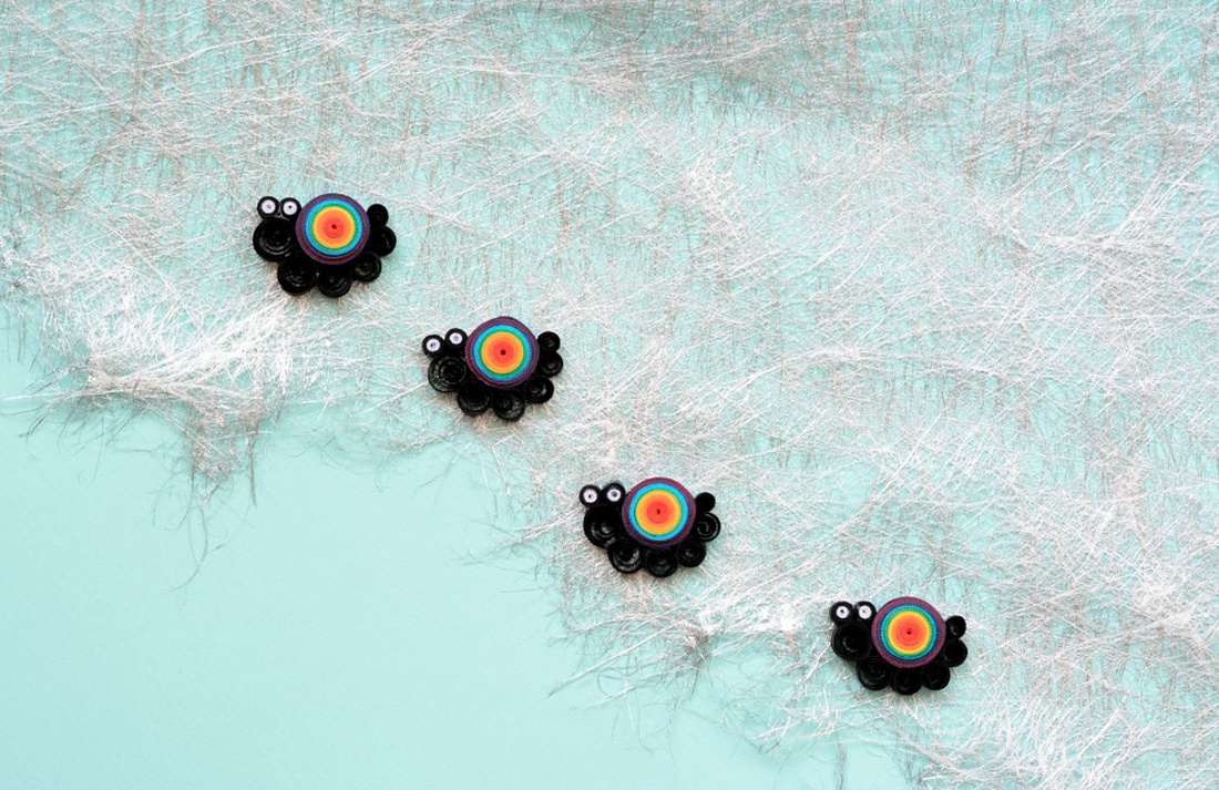 Broșă: Melci curcubeu - bijuterii - mărțișor - Artynos.ro