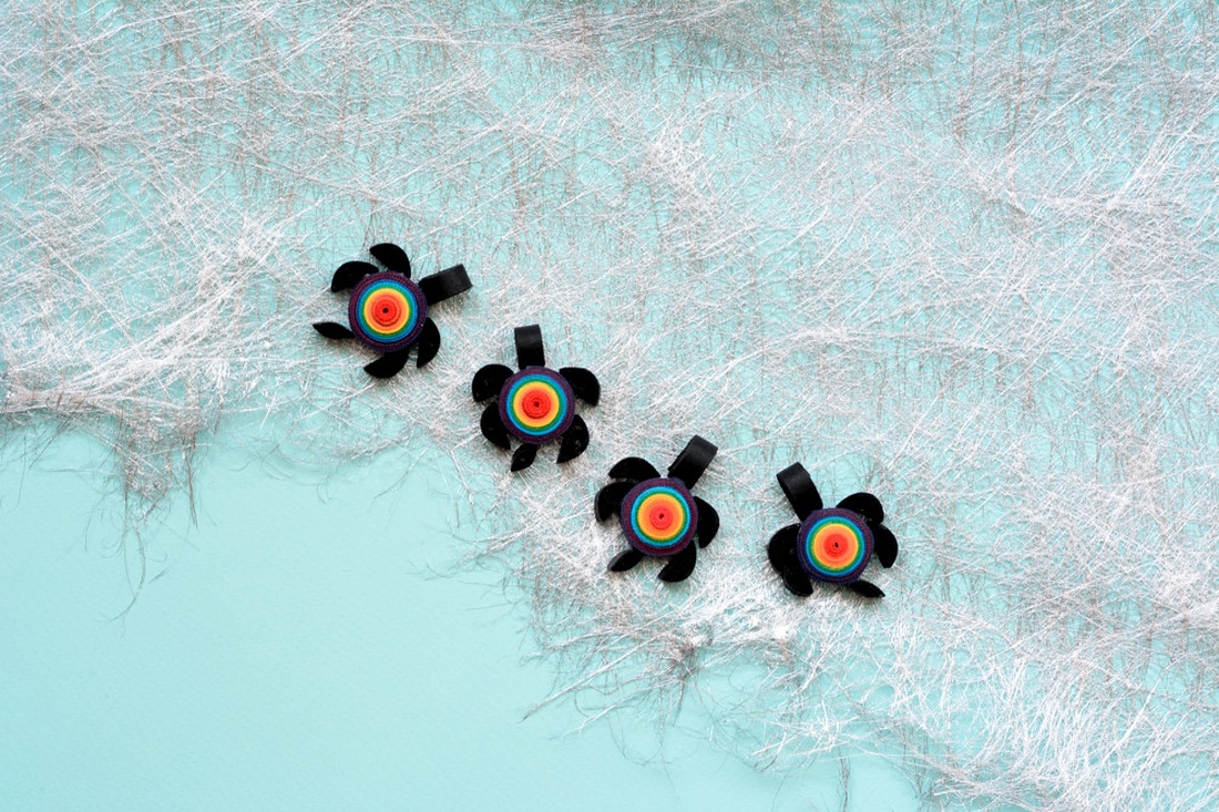 Broșă: Broscuța curcubeu - bijuterii - mărțișor - Artynos.ro