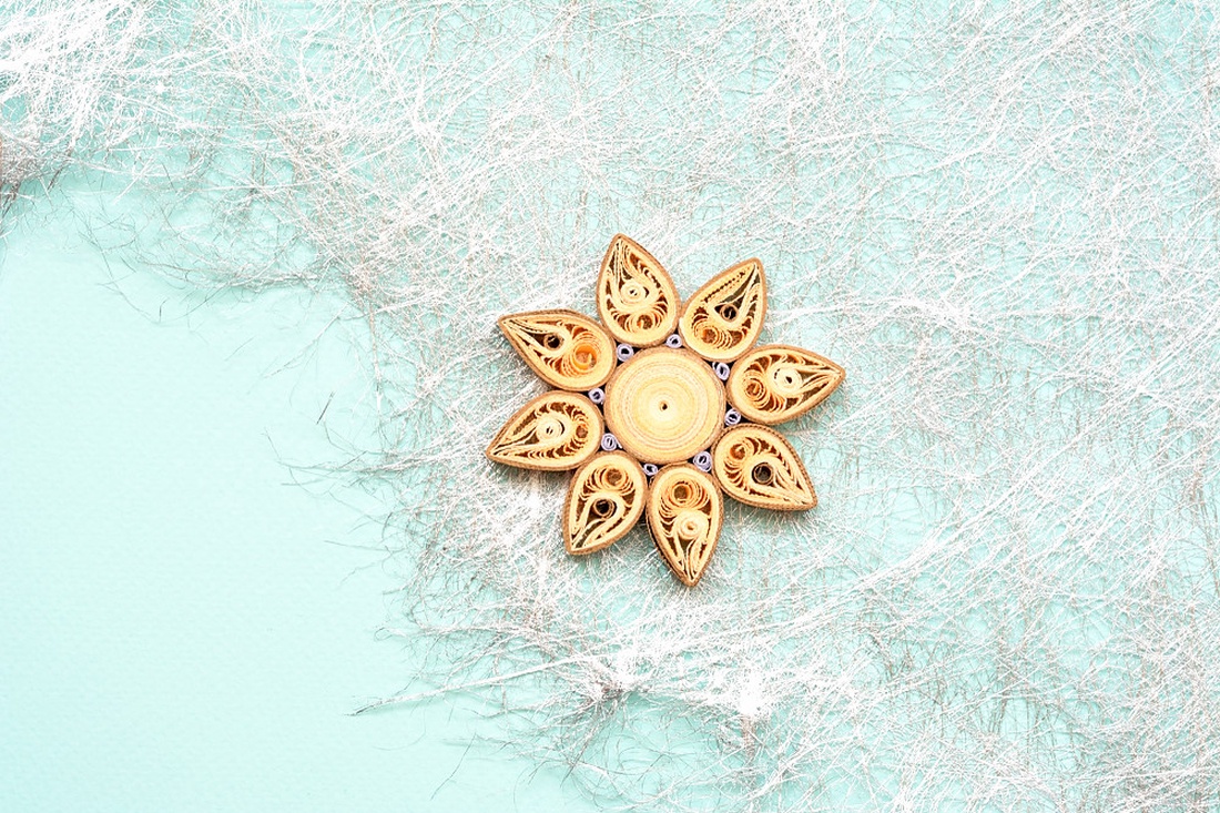 Broșă: Mandală/Floare - bijuterii - mărțișor - Artynos.ro