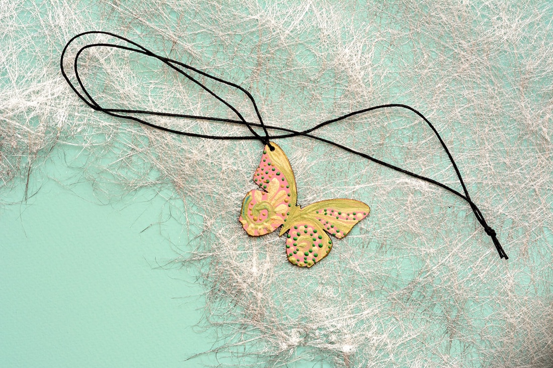 Pandantiv fluture, pictat manual, unicat - bijuterii - coliere - pandative - Artynos.ro