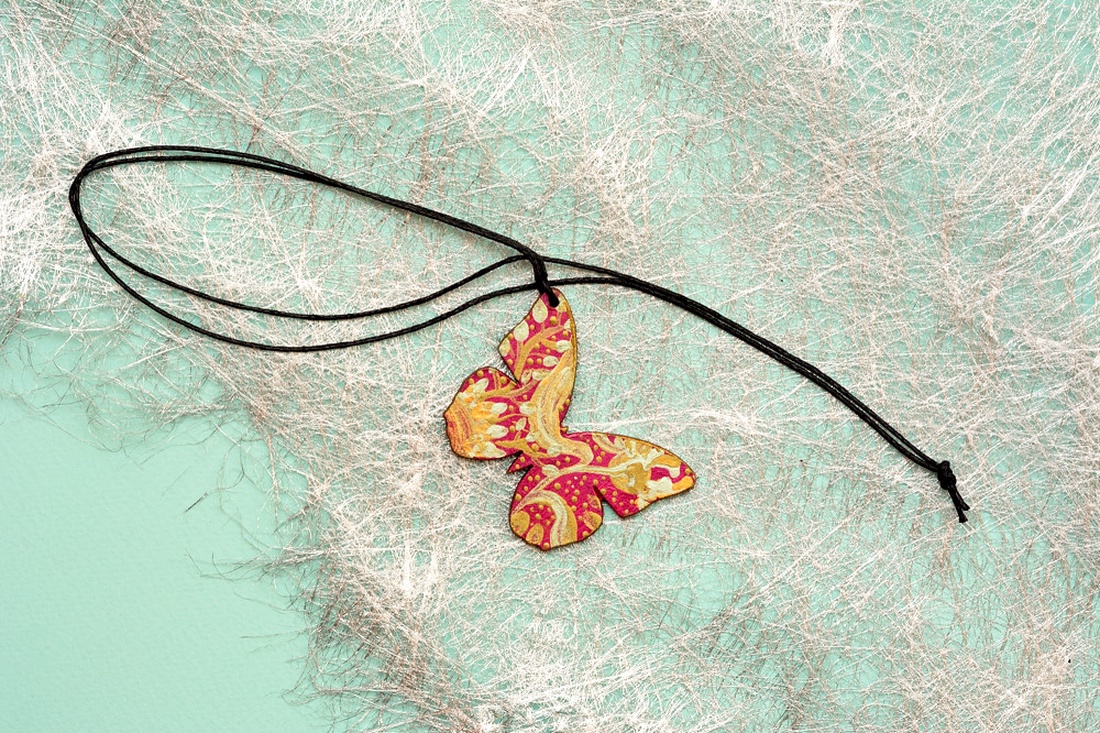 Pandantiv fluture, pictat manual, unicat - bijuterii - coliere - pandative - Artynos.ro