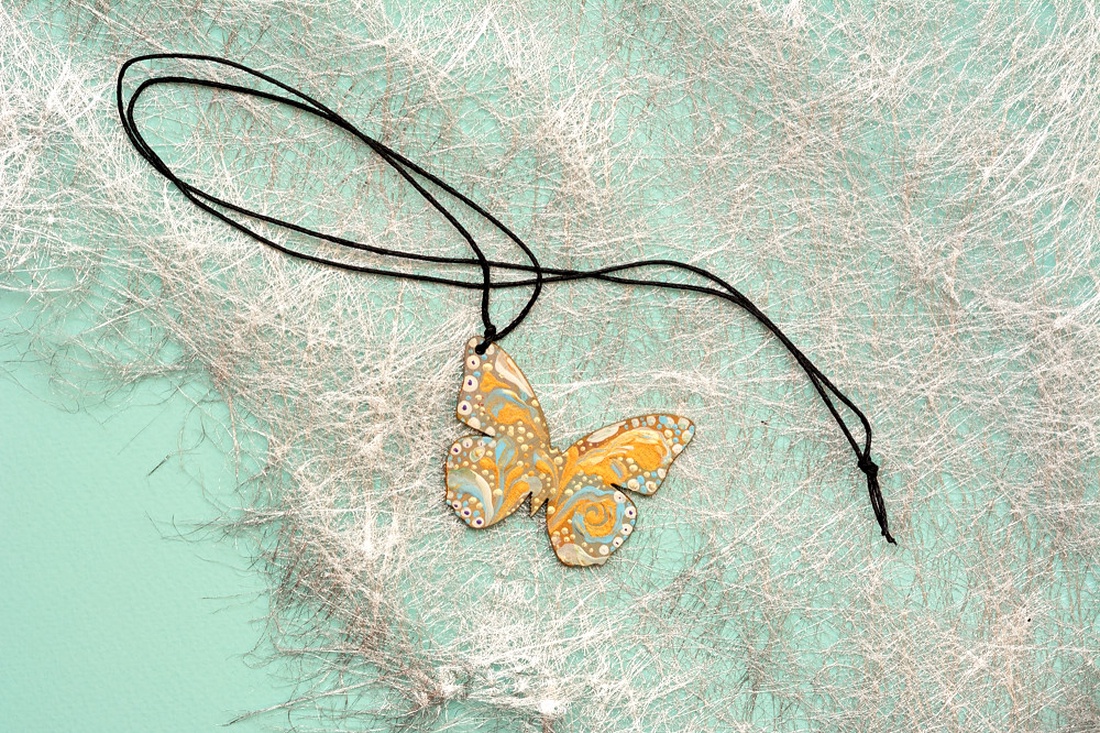 Pandantiv fluture, pictat manual, unicat - bijuterii - coliere - pandative - Artynos.ro