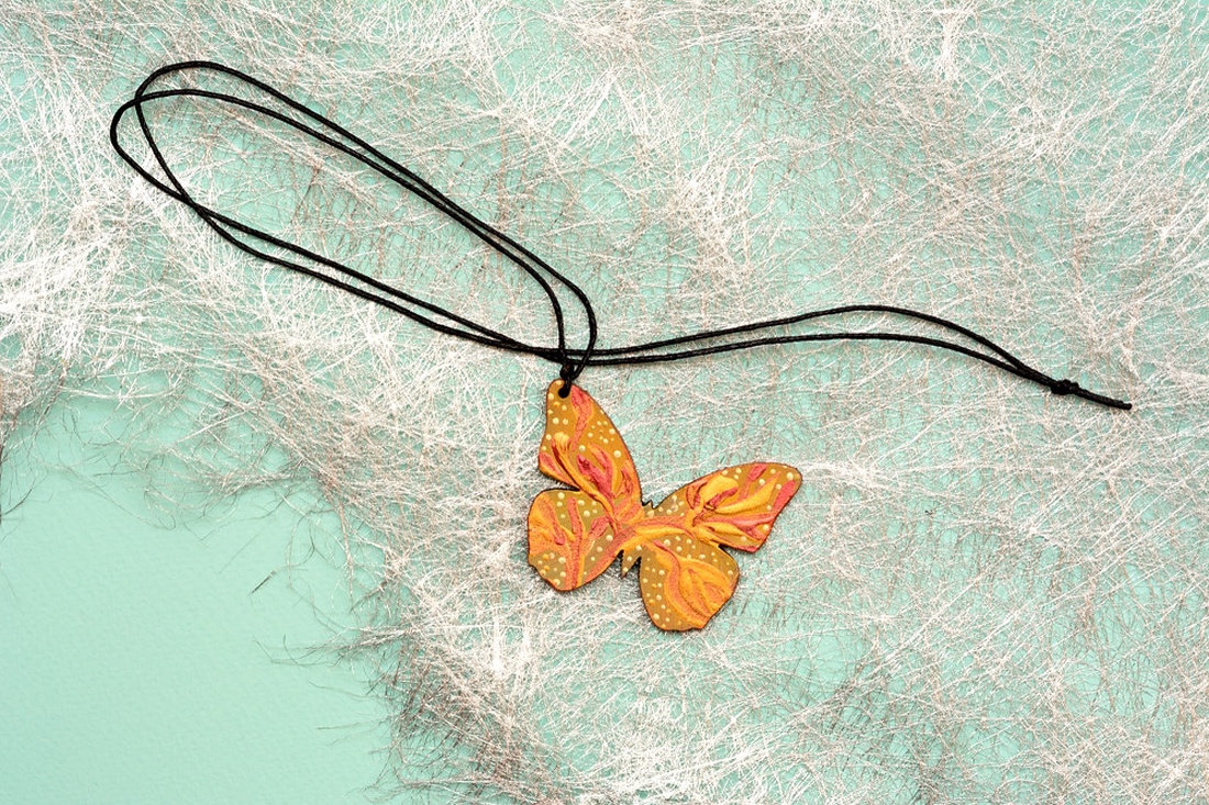 Pandantiv fluture, pictat manual, unicat - bijuterii - coliere - pandative - Artynos.ro