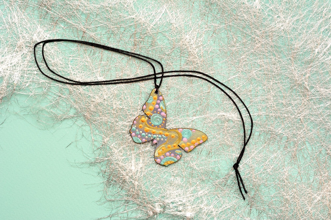 Pandantiv fluture, pictat manual, unicat - bijuterii - coliere - pandative - Artynos.ro