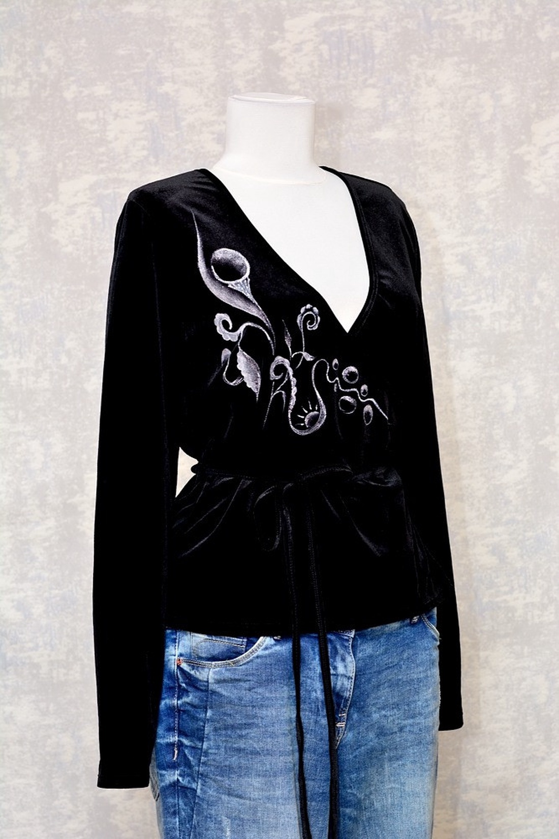 Bluză cu pictură florală, unicat - îmbrăcăminte și modă - haine damă - bluze damă - Artynos.ro