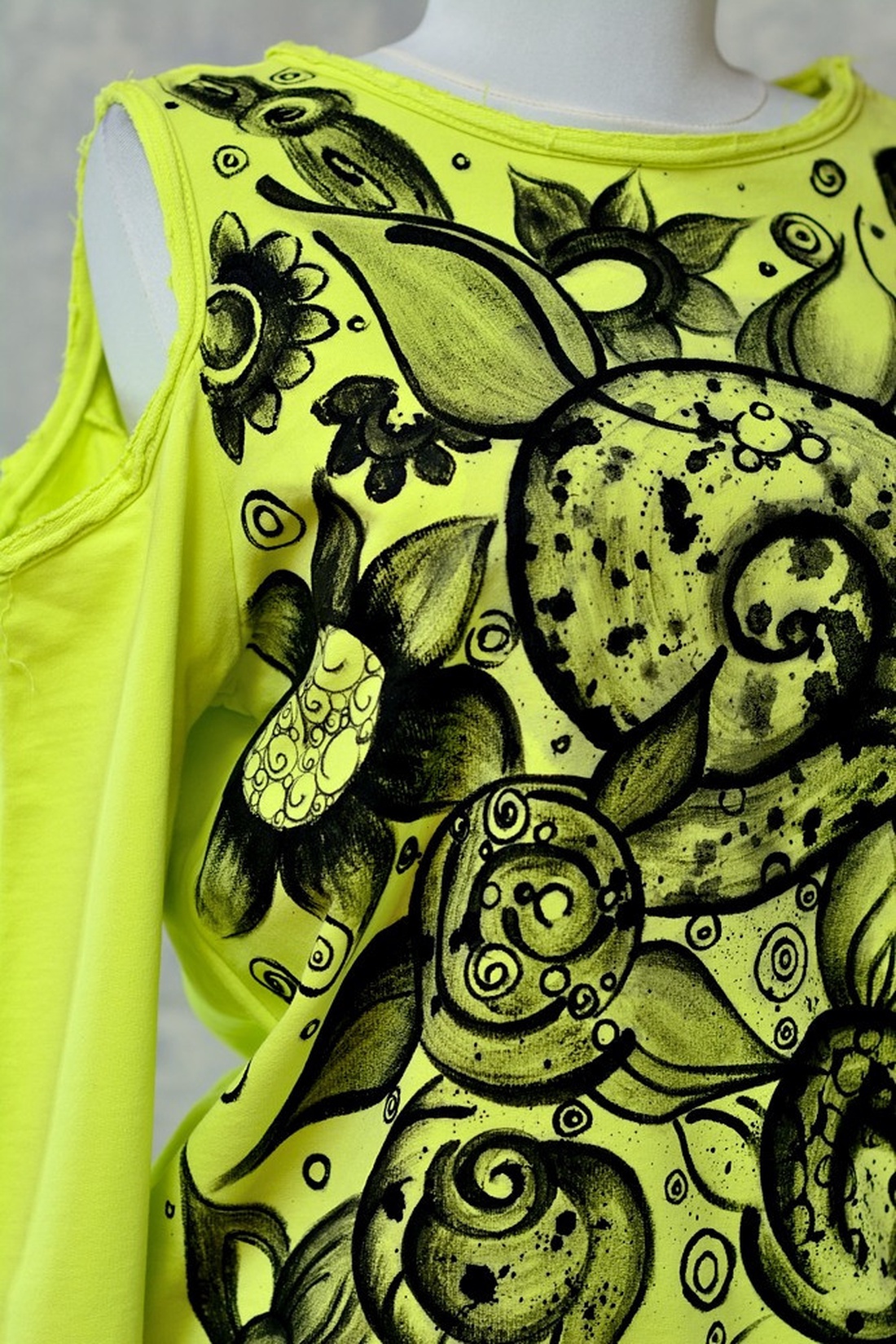 Bluză cu pictură florală, unicat - îmbrăcăminte și modă - haine damă - bluze damă - Artynos.ro