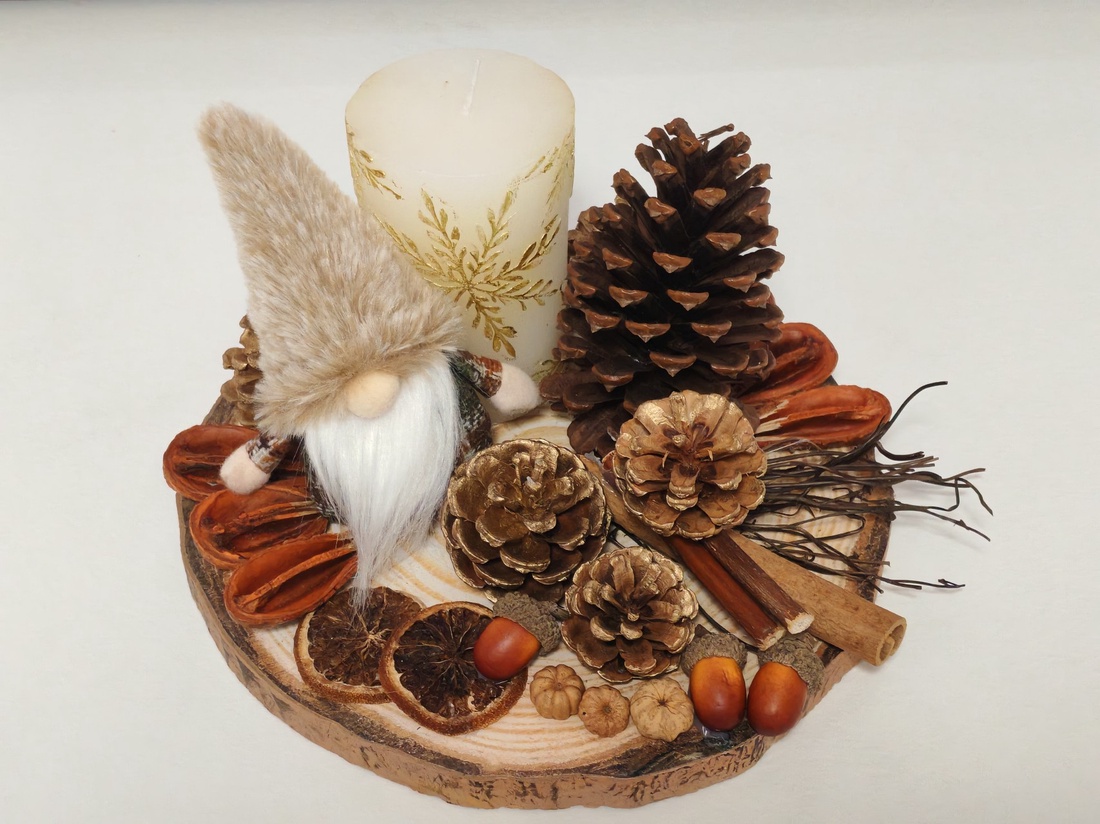 Aranjament rustic handmade, Gnomul Festiv cu lumânare albă și detalii aurii - crăciun - decorațiuni de advent - decor pentru masa de advent - Artynos.ro