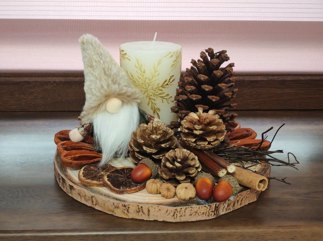 Aranjament rustic handmade, Gnomul Festiv cu lumânare albă și detalii aurii - crăciun - decorațiuni de advent - decor pentru masa de advent - Artynos.ro