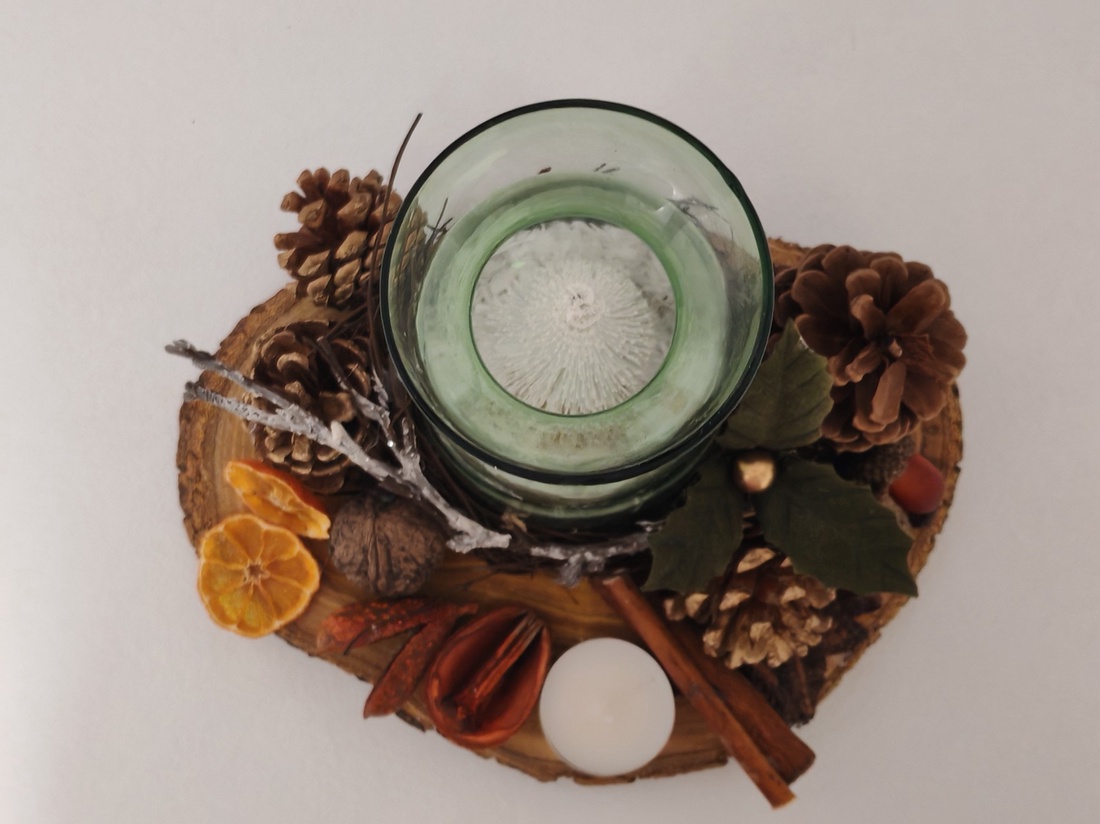 Aranjament festiv cu brăduț în suport de sticlă și bază de lemn natural - crăciun - decorațiuni de crăciun de casă - decor pentru masă de crăciun - Artynos.ro