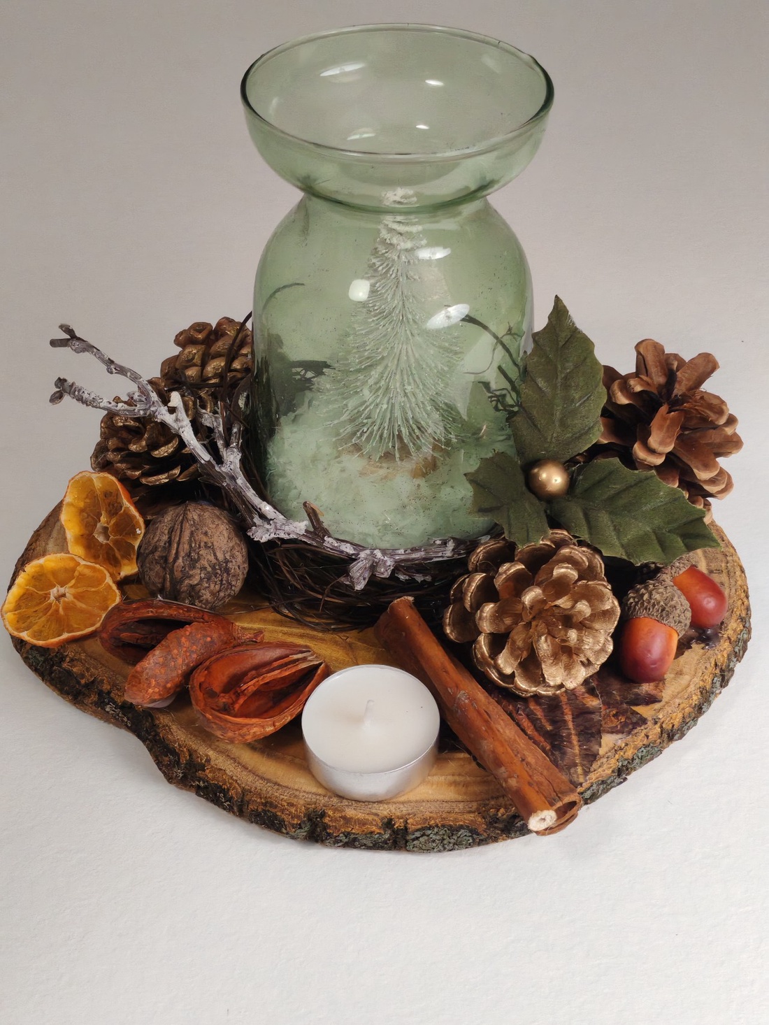 Aranjament festiv cu brăduț în suport de sticlă și bază de lemn natural - crăciun - decorațiuni de crăciun de casă - decor pentru masă de crăciun - Artynos.ro