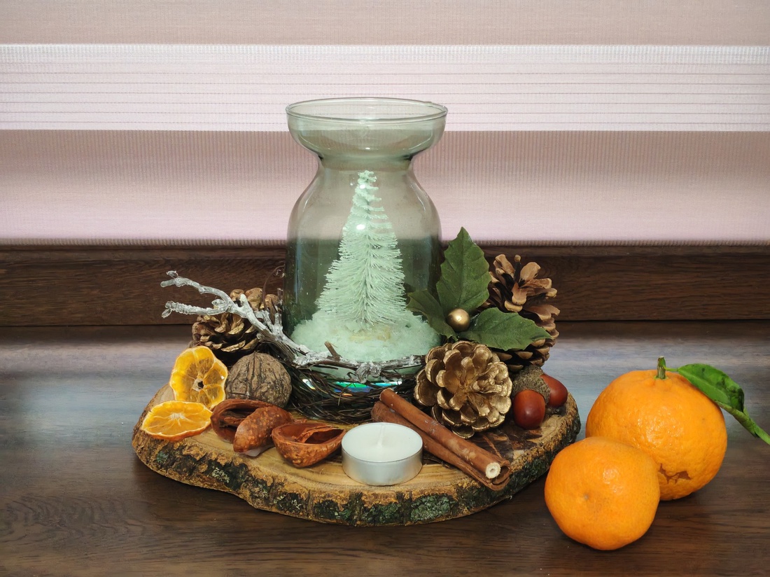 Aranjament festiv cu brăduț în suport de sticlă și bază de lemn natural - crăciun - decorațiuni de crăciun de casă - decor pentru masă de crăciun - Artynos.ro