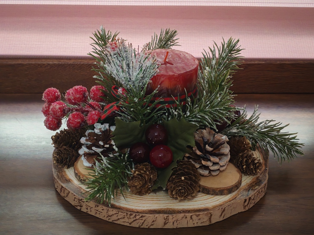 Aranjament Festiv cu Lumânare Roșie  Eleganță Naturală pentru Sărbători - crăciun - decorațiuni de advent - decor pentru masa de advent - Artynos.ro