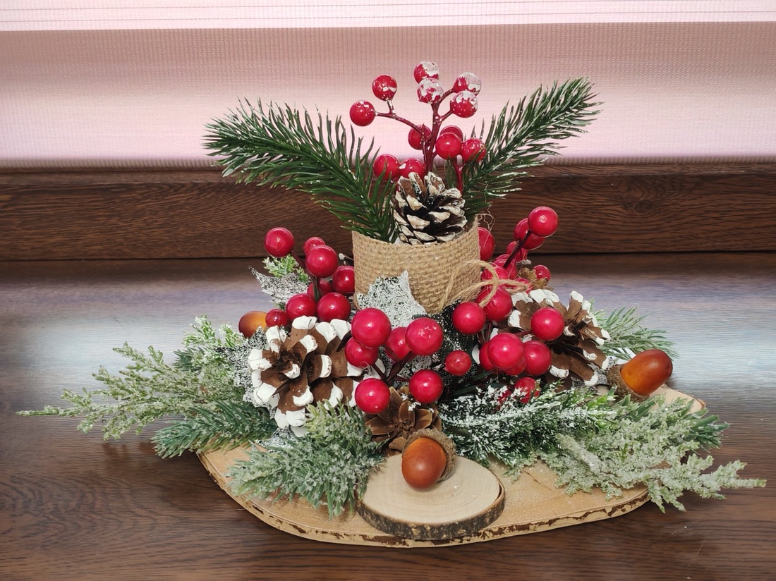 Aranjament Festiv Rustic cu Conuri și Boabe Roșii  Decor Perfect pentru Sărbători  - crăciun - cadouri de moș crăciun - cadouri de moș crăciun - Artynos.ro