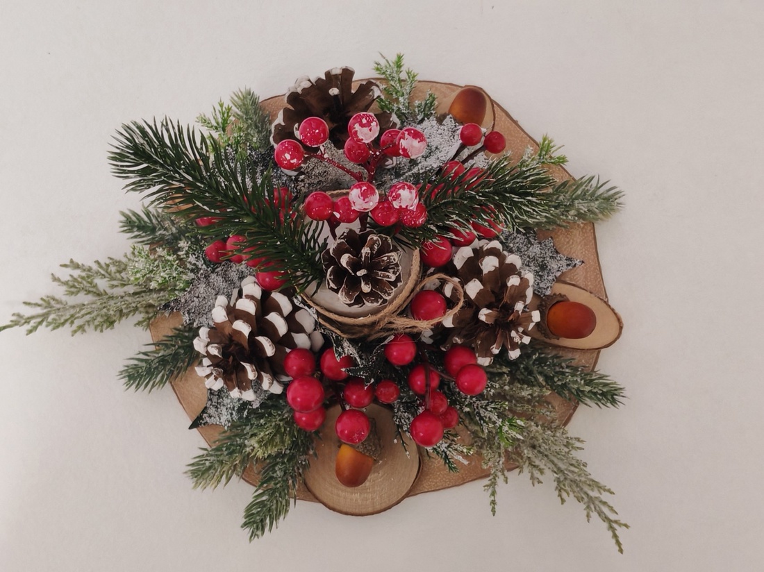 Aranjament Festiv Rustic cu Conuri și Boabe Roșii  Decor Perfect pentru Sărbători  - crăciun - cadouri de moș crăciun - cadouri de moș crăciun - Artynos.ro