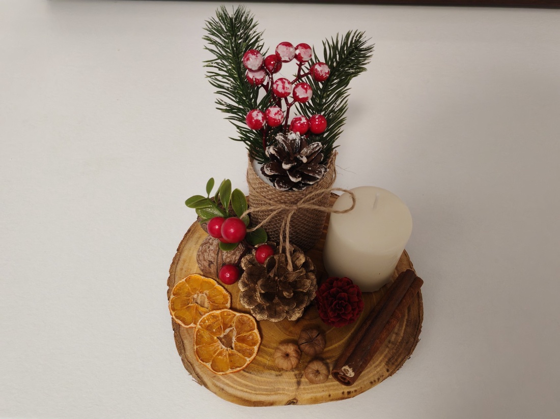 Aranjament Festiv Rustic cu Conuri și Boabe Roșii  Decor Perfect pentru Sărbători - crăciun - decorațiuni de advent - decor pentru masa de advent - Artynos.ro