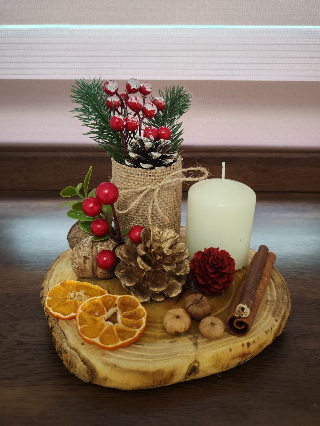 Aranjament Festiv Rustic cu Conuri și Boabe Roșii  Decor Perfect pentru Sărbători - crăciun - decorațiuni de advent - decor pentru masa de advent - Artynos.ro