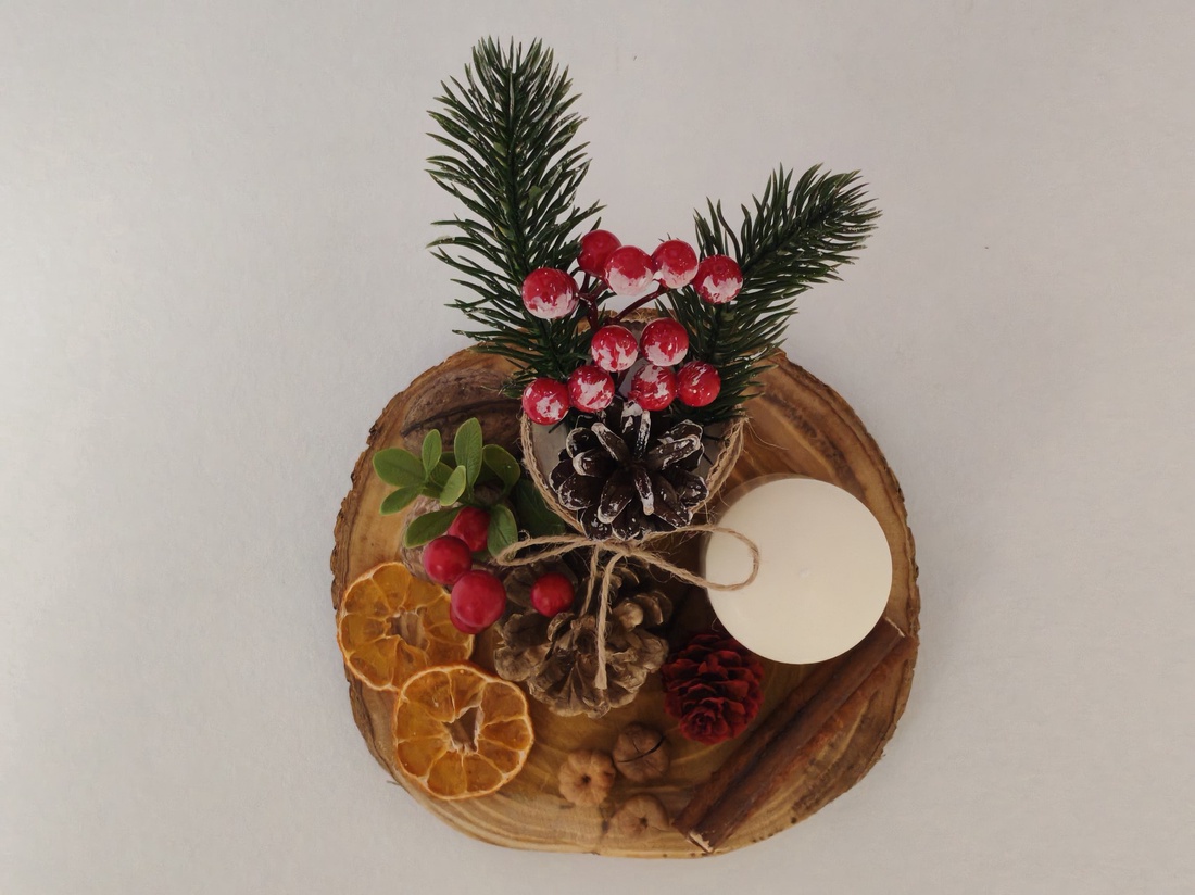 Aranjament Festiv Rustic cu Conuri și Boabe Roșii  Decor Perfect pentru Sărbători - crăciun - decorațiuni de advent - decor pentru masa de advent - Artynos.ro