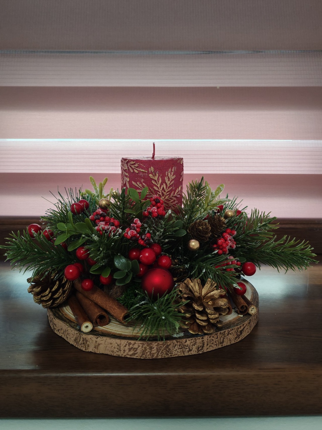 Aranjament de Crăciun cu lumânare decorativă  elegant, festiv și natural - crăciun - decorațiuni de crăciun de casă - decor pentru masă de crăciun - Artynos.ro