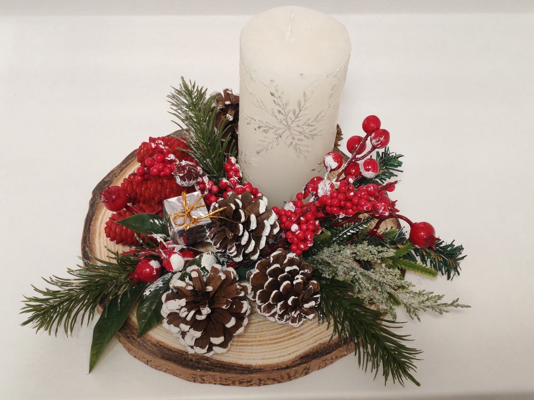 Aranjament de Crăciun cu lumânare albă  decor elegant și natural pentru sărbători - crăciun - decorațiuni de crăciun de casă - decor pentru masă de crăciun - Artynos.ro