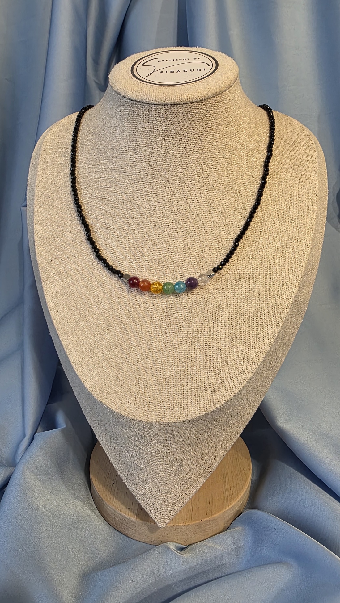 Colier din mărgele negre și cele 7 chakre - bijuterii - coliere - coliere din mărgele - Artynos.ro