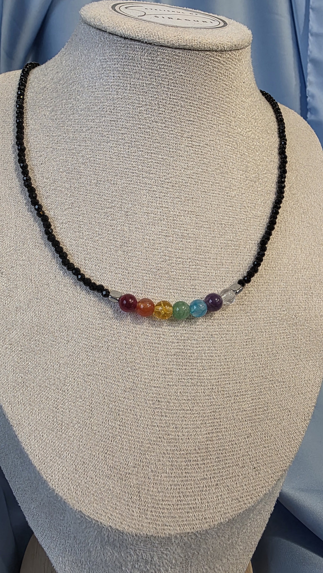 Colier din mărgele negre și cele 7 chakre - bijuterii - coliere - coliere din mărgele - Artynos.ro