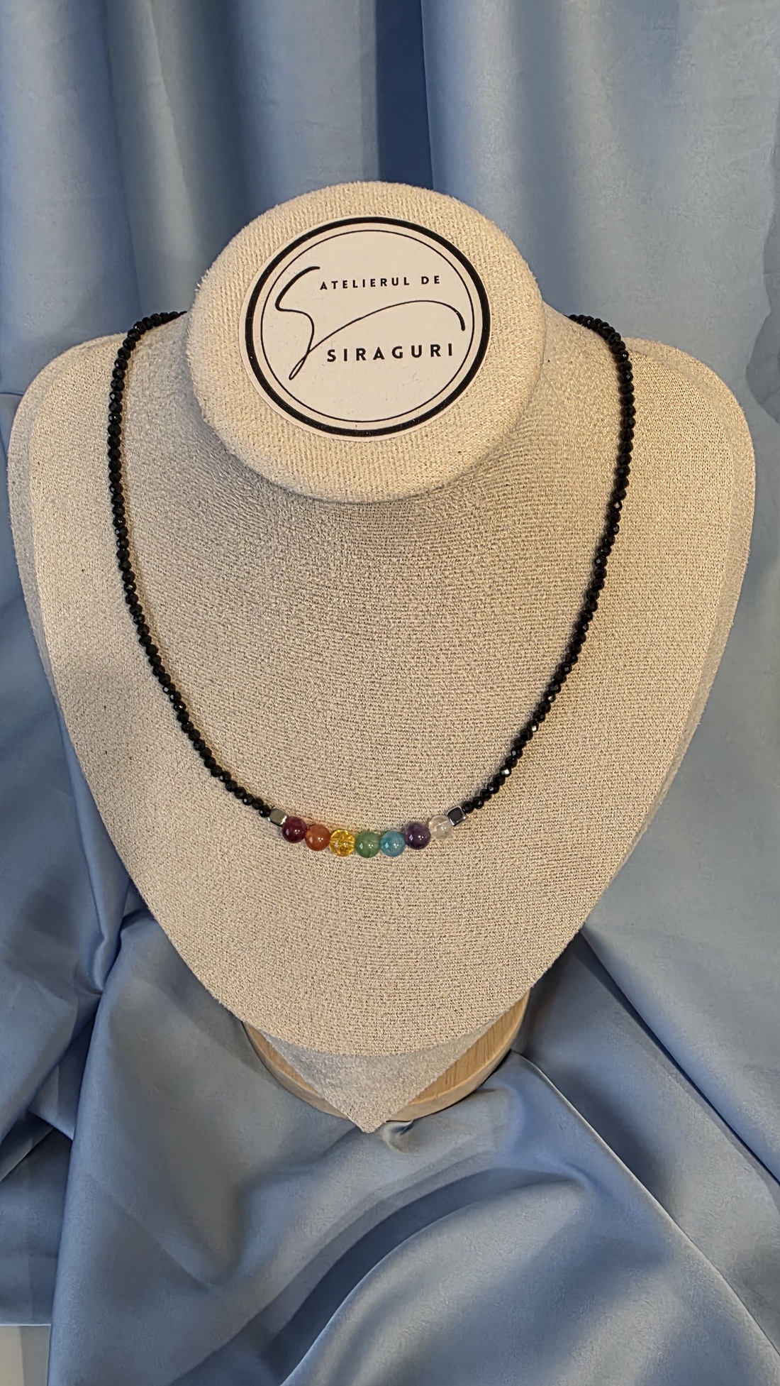 Colier din mărgele negre și cele 7 chakre - bijuterii - coliere - coliere din mărgele - Artynos.ro