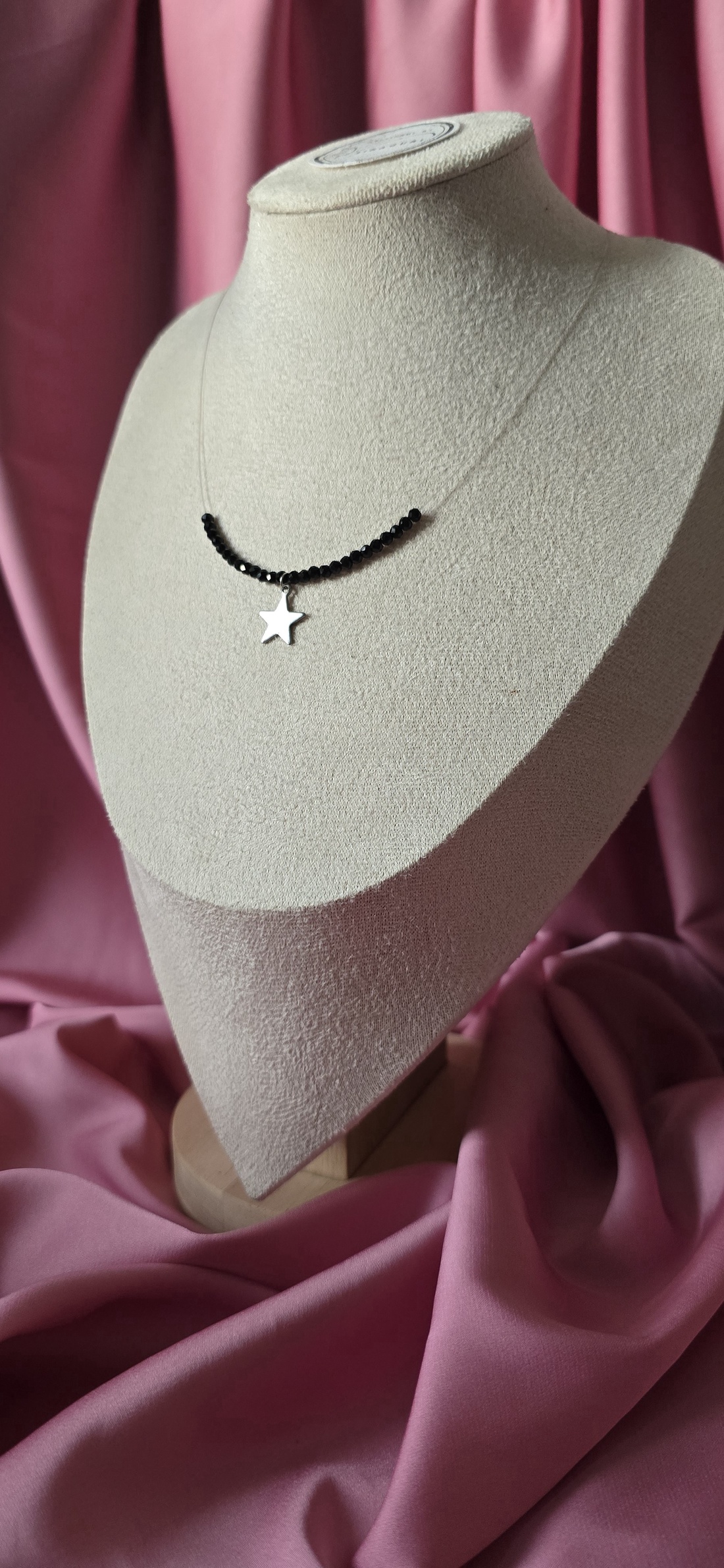 Colier pe fir transparent cu mărgele negre - bijuterii - coliere - coliere din mărgele - Artynos.ro