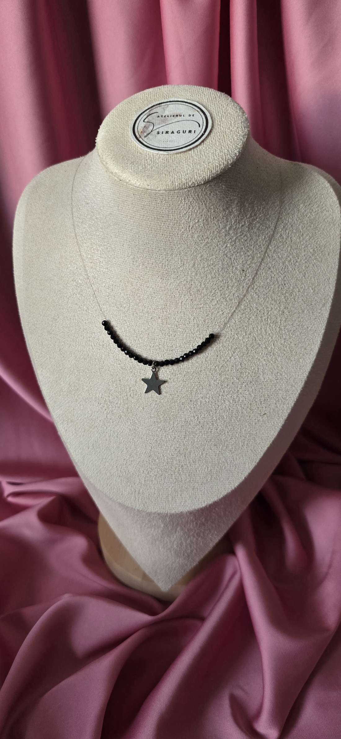 Colier pe fir transparent cu mărgele negre - bijuterii - coliere - coliere din mărgele - Artynos.ro