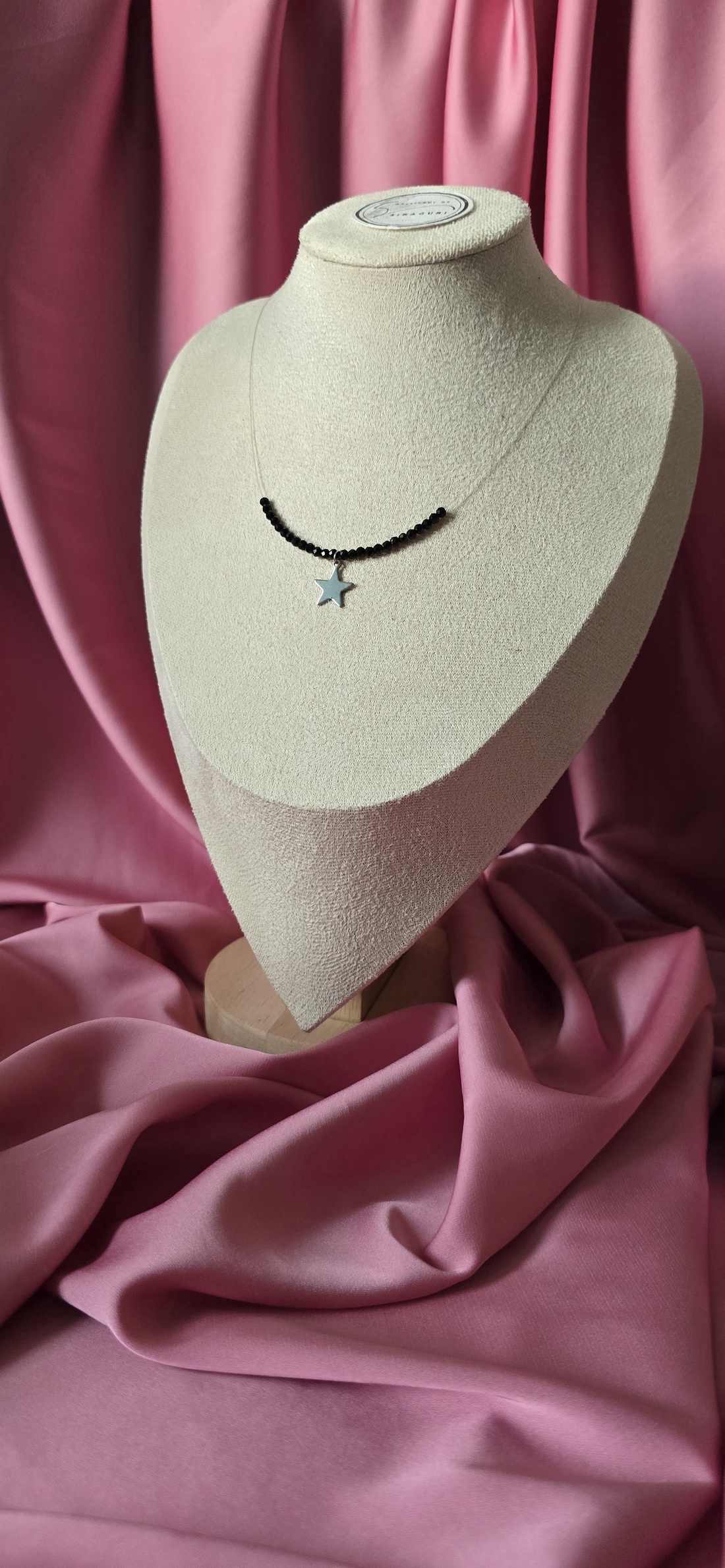 Colier pe fir transparent cu mărgele negre - bijuterii - coliere - coliere din mărgele - Artynos.ro